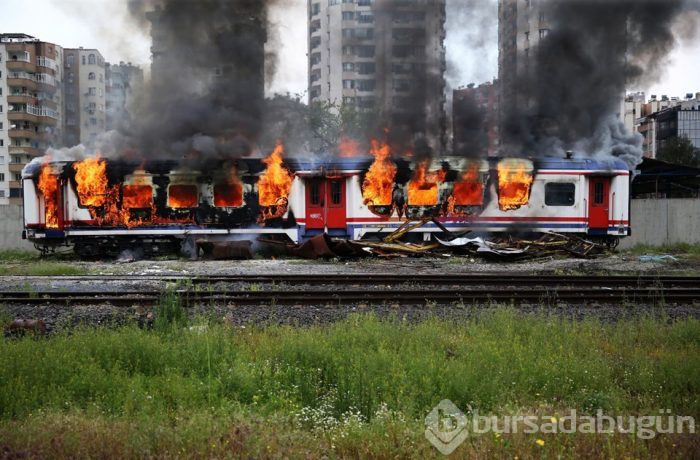 Adana'da hurdaya ayrılan vagonda yangın