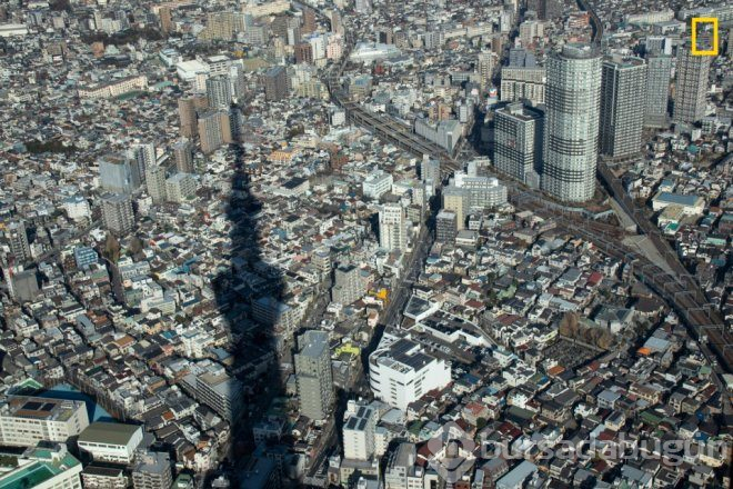 İncecik ip üzerinde ölüme meydan okudu! İşte National Geographic en iyi seyahat temalı fotoğraf yarışmasından kareler