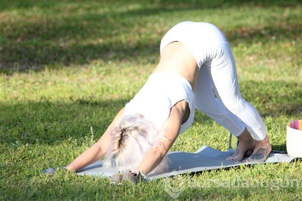 Parkta yoga yaptı...