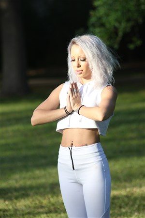 Parkta yoga yaptı...