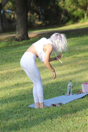 Parkta yoga yaptı...