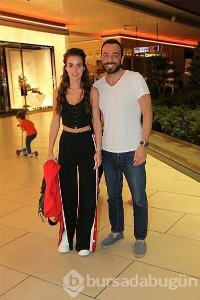 Oyuncu Bensu Soral, ev haliyle takipçilerini büyüledi!

