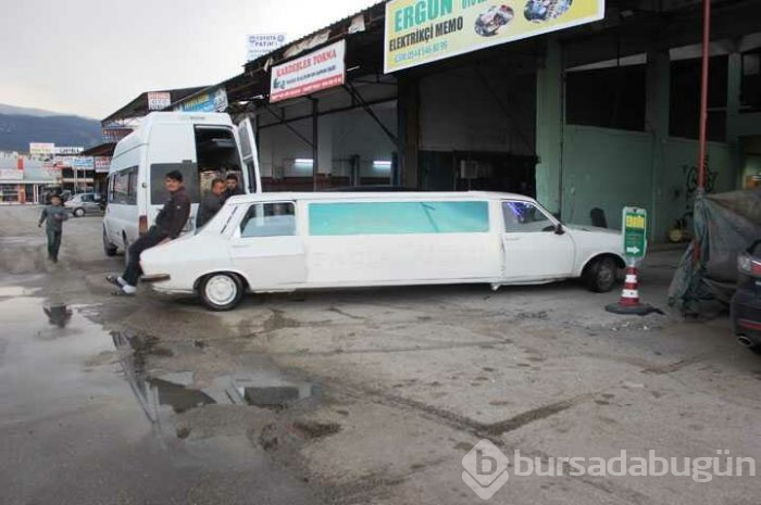 Düğünü için 1978 model otomobili demirle uzatıp limuzine dönüştürdü

