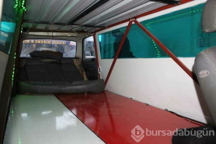 Düğünü için 1978 model otomobili demirle uzatıp limuzine dönüştürdü

