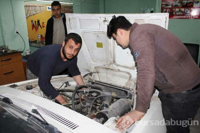 Düğünü için 1978 model otomobili demirle uzatıp limuzine dönüştürdü
