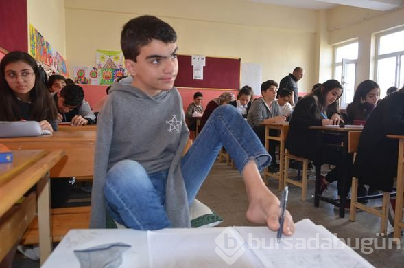 Doğuştan iki kolu olmayan Muhammet Uğur, ayak parmaklarıyla harikalar yaratıyor
