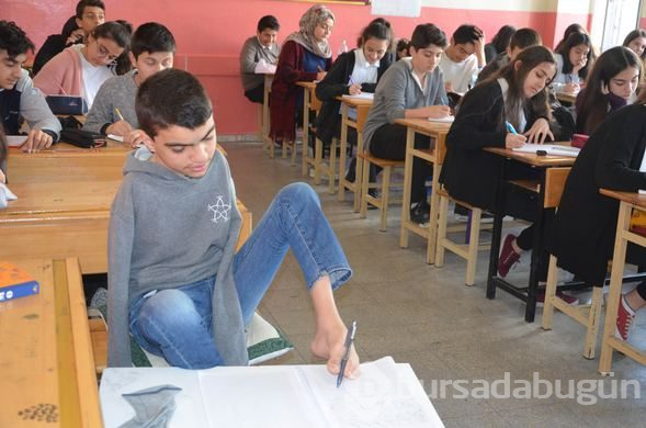 Doğuştan iki kolu olmayan Muhammet Uğur, ayak parmaklarıyla harikalar yaratıyor
