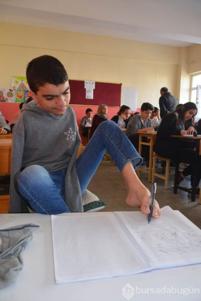 Doğuştan iki kolu olmayan Muhammet Uğur, ayak parmaklarıyla harikalar yaratıyor
