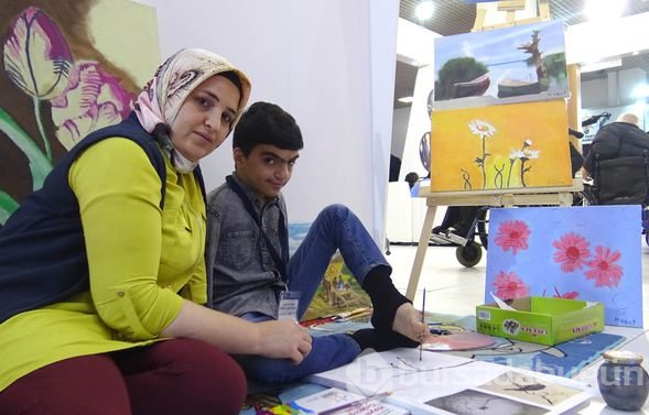 Doğuştan iki kolu olmayan Muhammet Uğur, ayak parmaklarıyla harikalar yaratıyor
