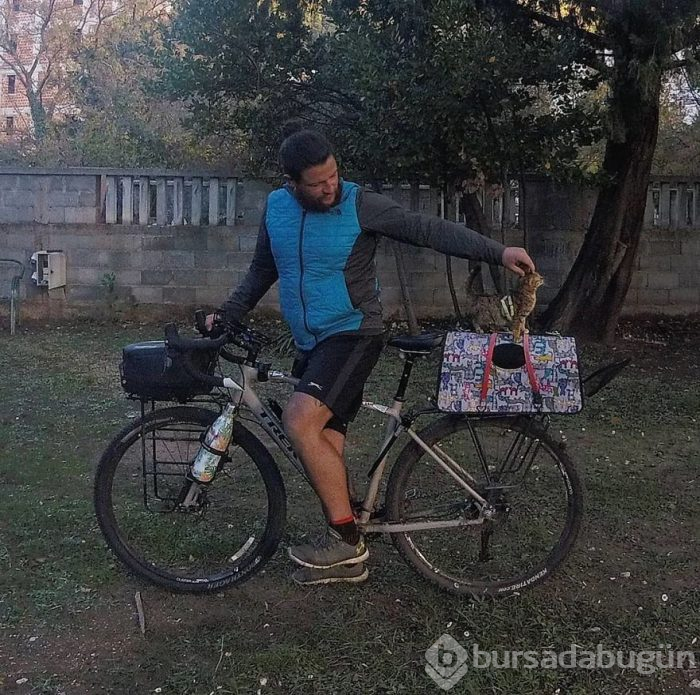 Yolda bulduğu kediyle dünya turu yaptı