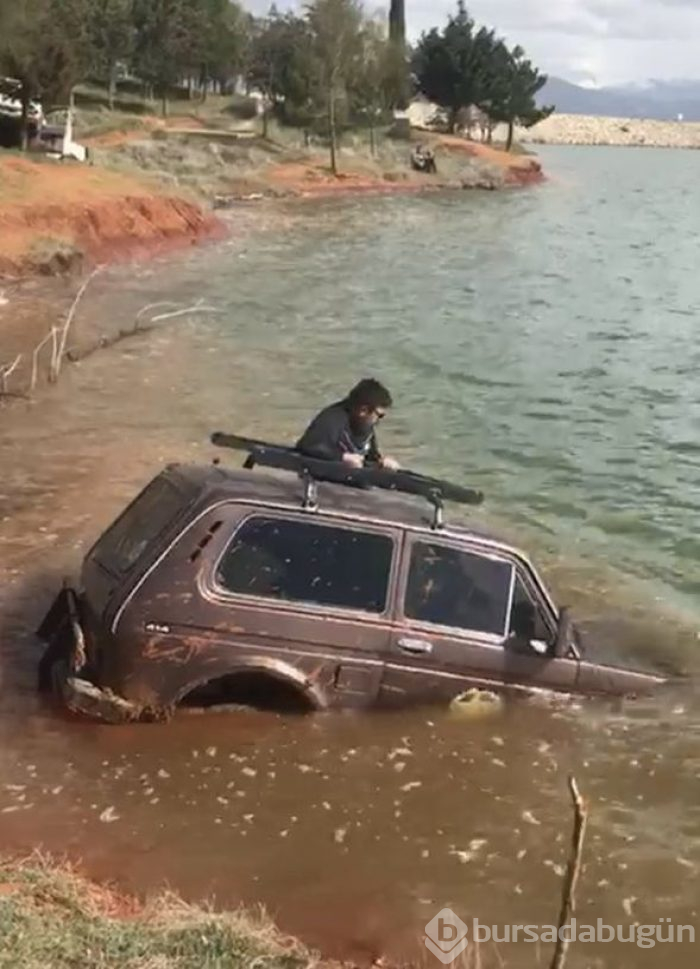 Bir selfie uğruna... Aracı bir anda suyun dibini boyladı
