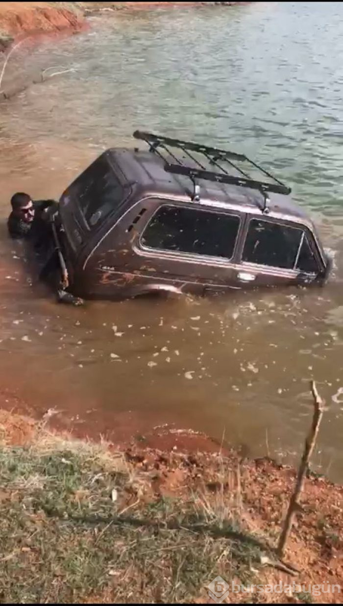 Bir selfie uğruna... Aracı bir anda suyun dibini boyladı
