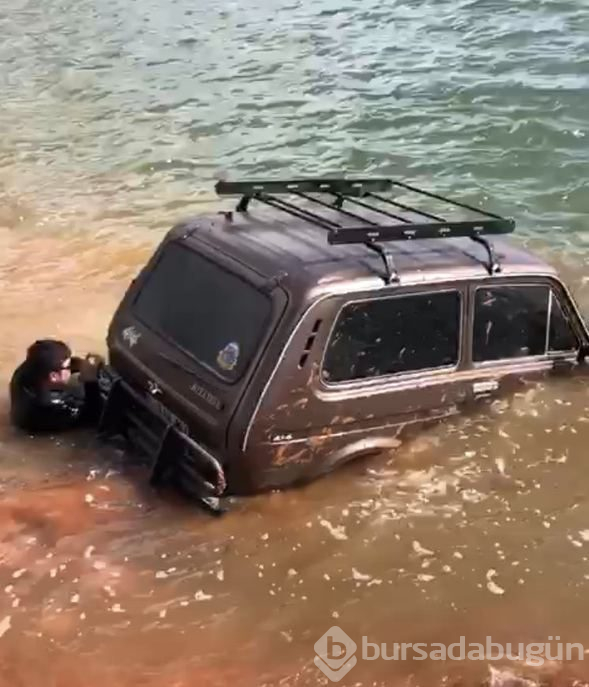 Bir selfie uğruna... Aracı bir anda suyun dibini boyladı
