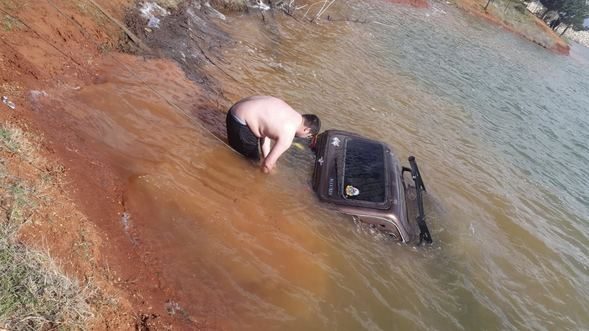 Bir selfie uğruna... Aracı bir anda suyun dibini boyladı

