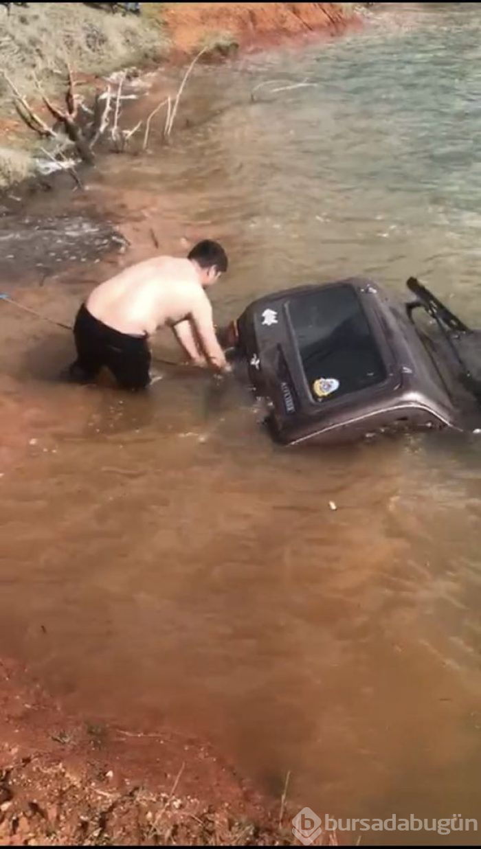 Bir selfie uğruna... Aracı bir anda suyun dibini boyladı
