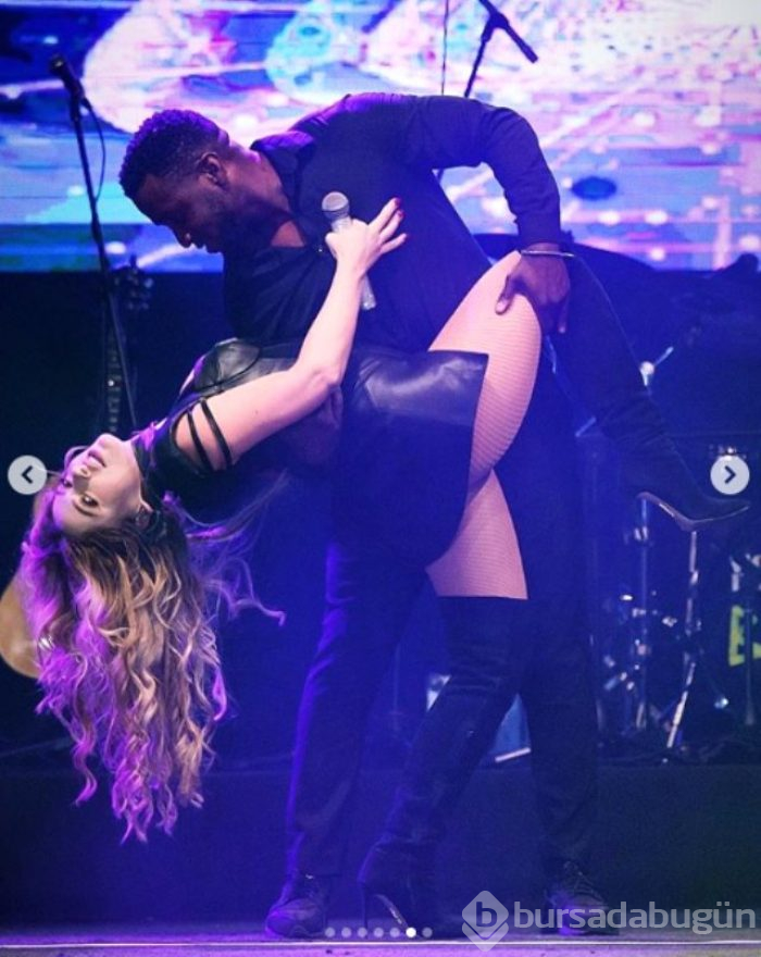 Hadise, Dekolteli Mini Elbisesiyle Konserine Damga Vurdu!
