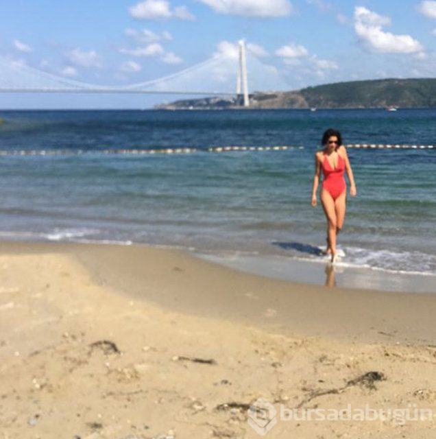Asena Tuğal köpeğini kucağından indirmedi
