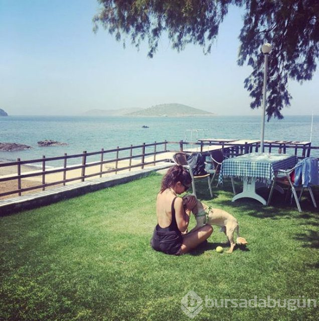 Asena Tuğal köpeğini kucağından indirmedi

