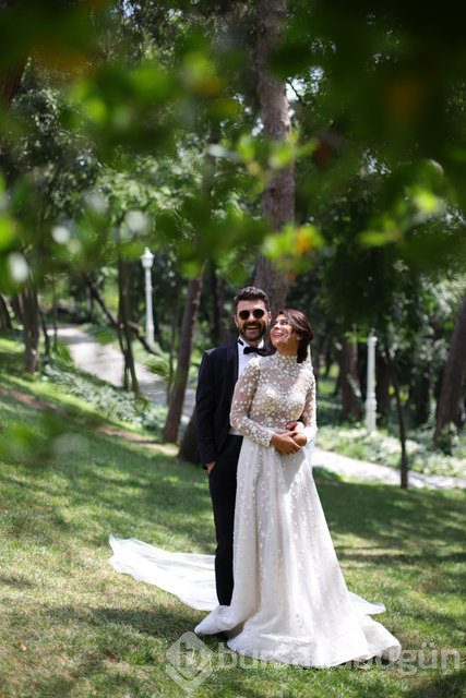 Asena Tuğal köpeğini kucağından indirmedi

