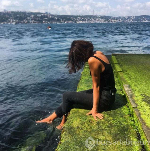 Asena Tuğal köpeğini kucağından indirmedi
