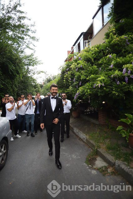 Asena Tuğal köpeğini kucağından indirmedi
