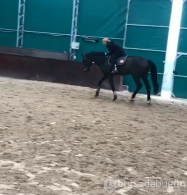 Burcu Çetinkaya Bucak başörtüsünü çıkardığını açıkladı
