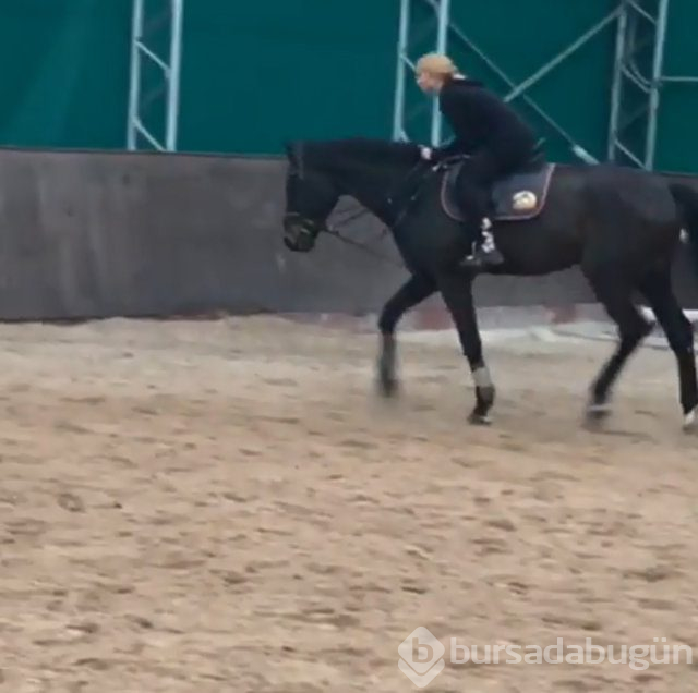 Burcu Çetinkaya Bucak başörtüsünü çıkardığını açıkladı
