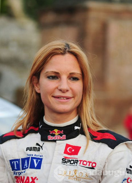 Burcu Çetinkaya Bucak başörtüsünü çıkardığını açıkladı
