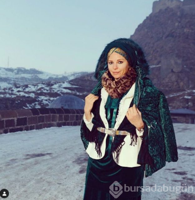 Burcu Çetinkaya Bucak başörtüsünü çıkardığını açıkladı
