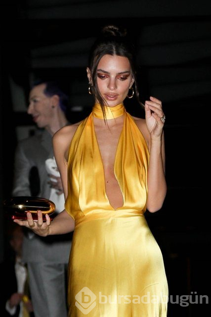  Emily Ratajkowski'nin sarı tercihi 