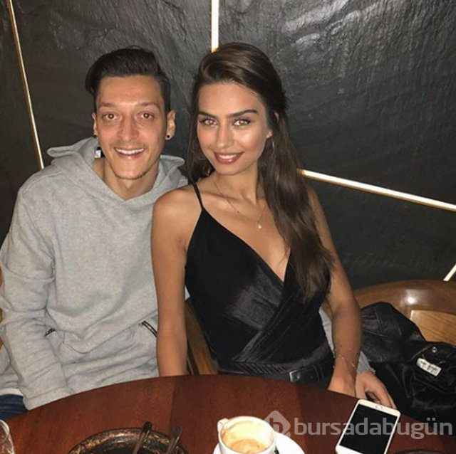  Amine Gülşe ile Mesut Özil'in Londra'da romantik yemeği 