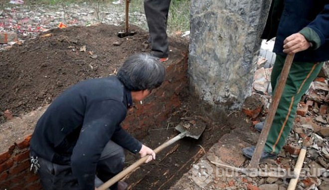 Sanat uğruna babasını mezardan çıkarıp, iskeletiyle çırılçıplak fotoğraf çekimi yaptı