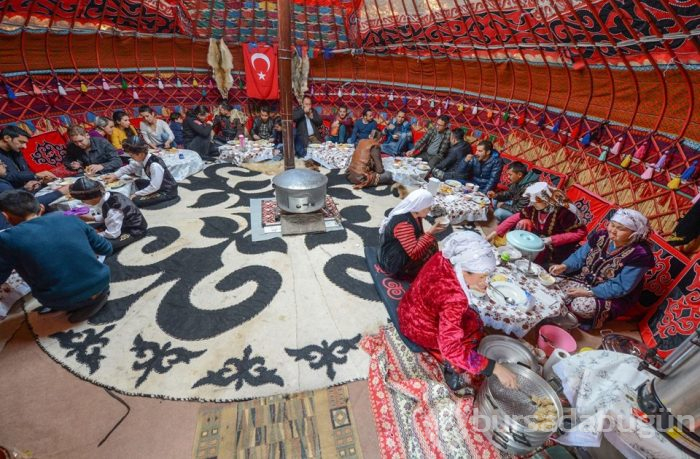  'Diriliş Ertuğrul' Kırgız Türkleri'nin evinde 