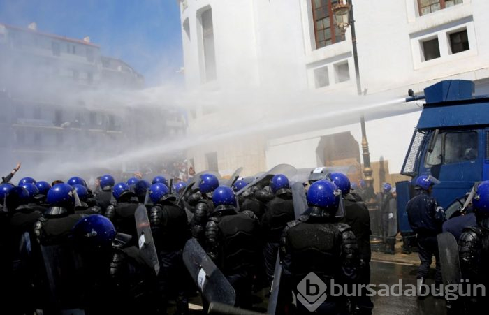  Cezayir'de Buteflika istifa etti ama protestolar sürüyor 