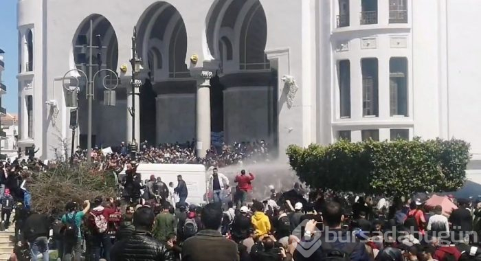  Cezayir'de Buteflika istifa etti ama protestolar sürüyor 