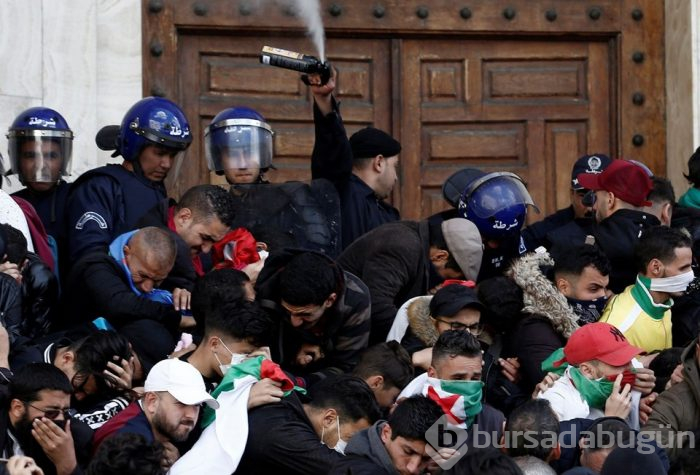  Cezayir'de Buteflika istifa etti ama protestolar sürüyor 