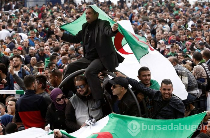  Cezayir'de Buteflika istifa etti ama protestolar sürüyor 