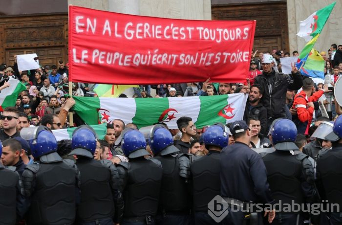  Cezayir'de Buteflika istifa etti ama protestolar sürüyor 