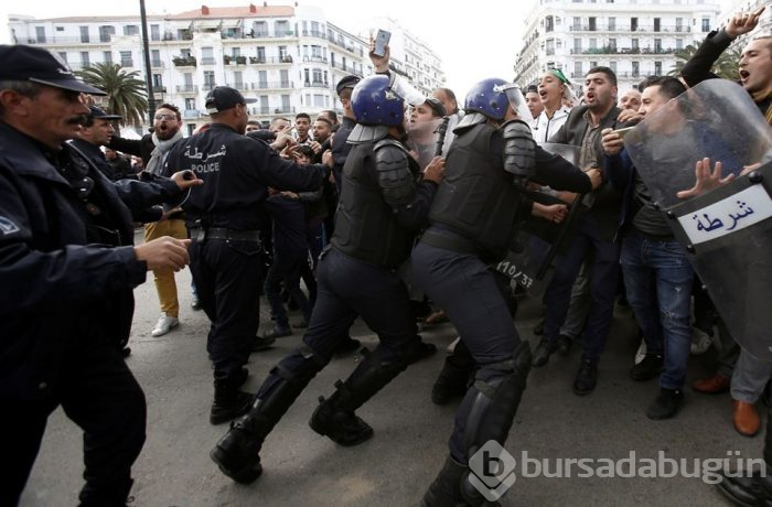  Cezayir'de Buteflika istifa etti ama protestolar sürüyor 