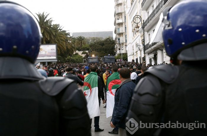  Cezayir'de Buteflika istifa etti ama protestolar sürüyor 