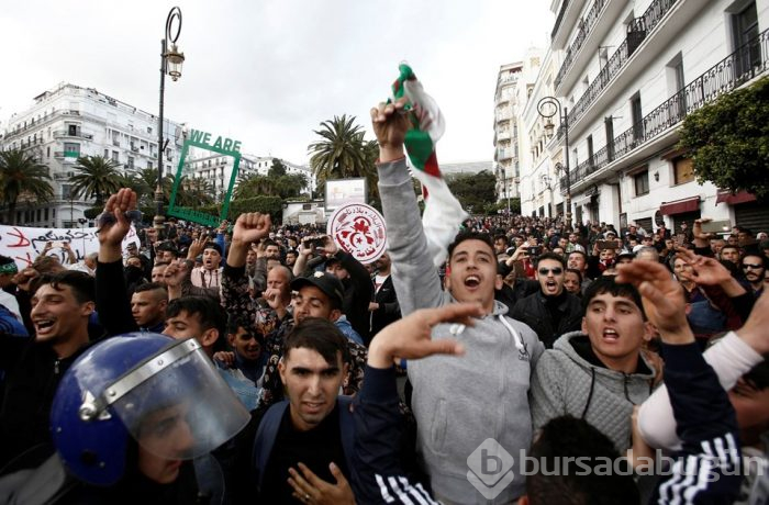  Cezayir'de Buteflika istifa etti ama protestolar sürüyor 