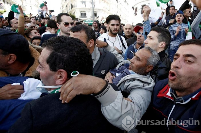  Cezayir'de Buteflika istifa etti ama protestolar sürüyor 