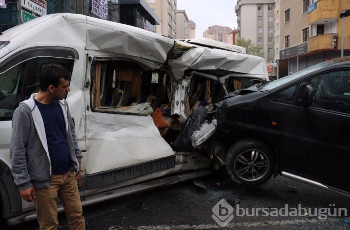  Ataşehir'de feci kaza: Minibüse ok gibi saplandı 