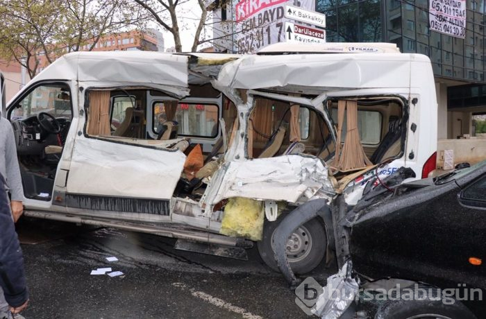  Ataşehir'de feci kaza: Minibüse ok gibi saplandı 