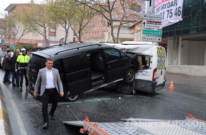  Ataşehir'de feci kaza: Minibüse ok gibi saplandı 