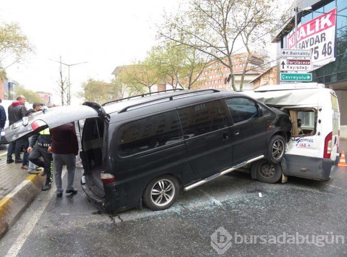  Ataşehir'de feci kaza: Minibüse ok gibi saplandı 
