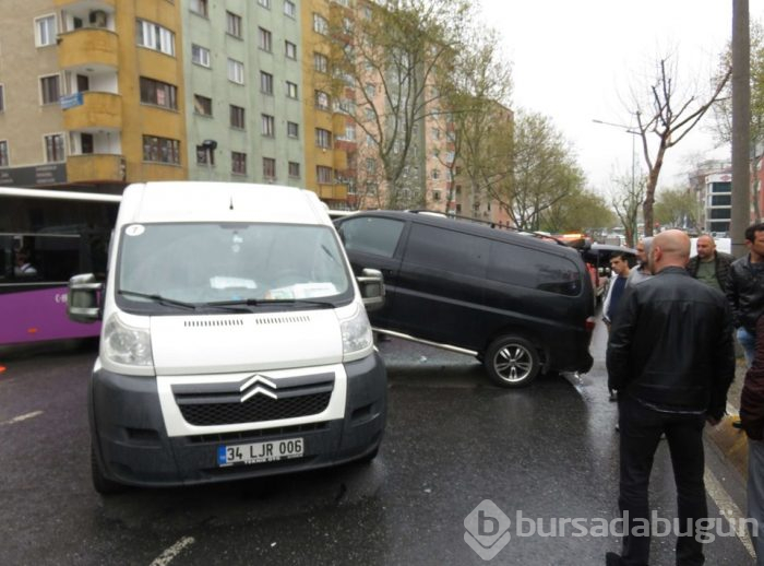  Ataşehir'de feci kaza: Minibüse ok gibi saplandı 