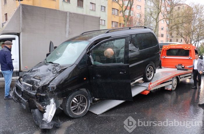  Ataşehir'de feci kaza: Minibüse ok gibi saplandı 