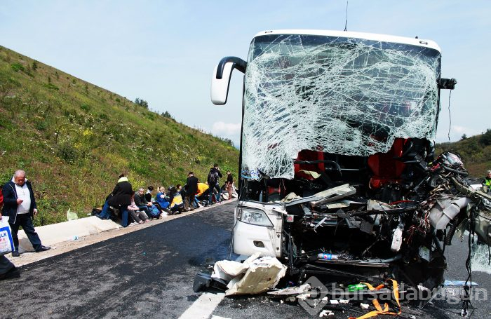 Bursa'da yolcu otobüsü tıra çarptı! Çok sayıda yaralı var	