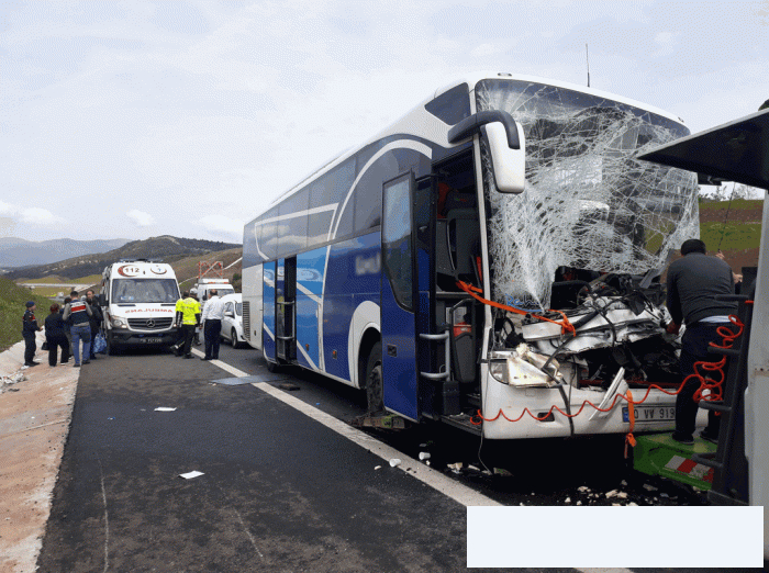 Bursa'da yolcu otobüsü tıra çarptı! Çok sayıda yaralı var	